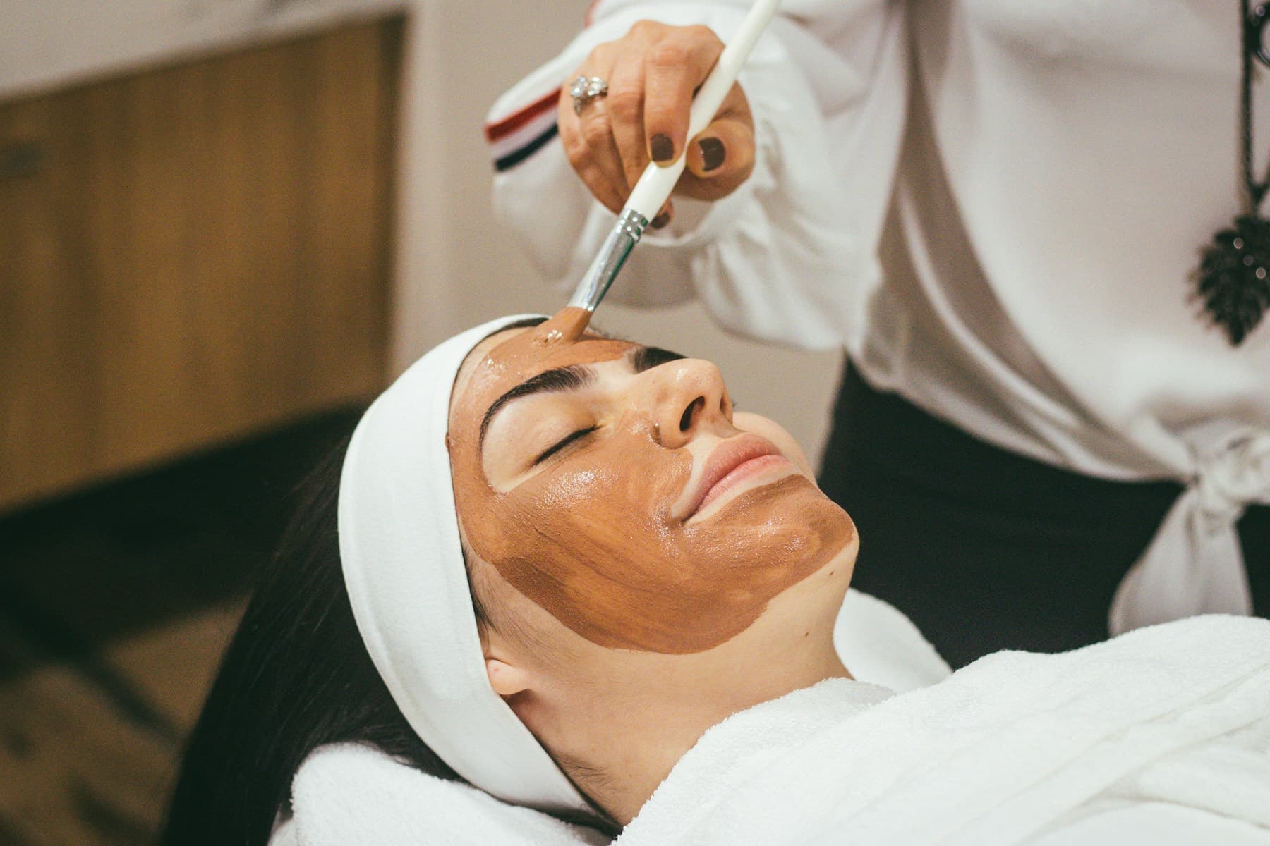 Soin visage professionnel dans un institut de beauté lumineux